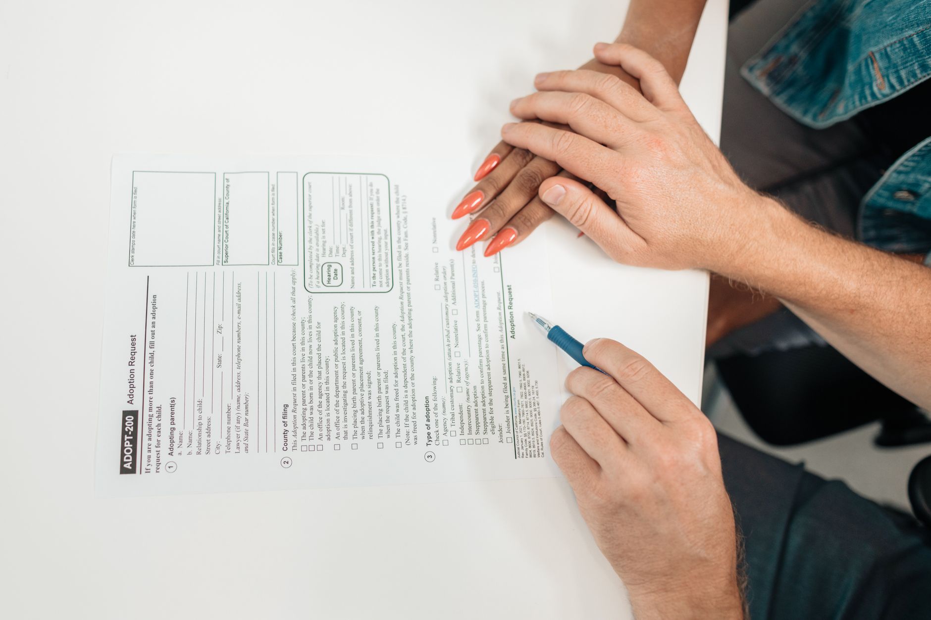 Couple consultant des documents administratifs posés sur une table, dossier ouvert