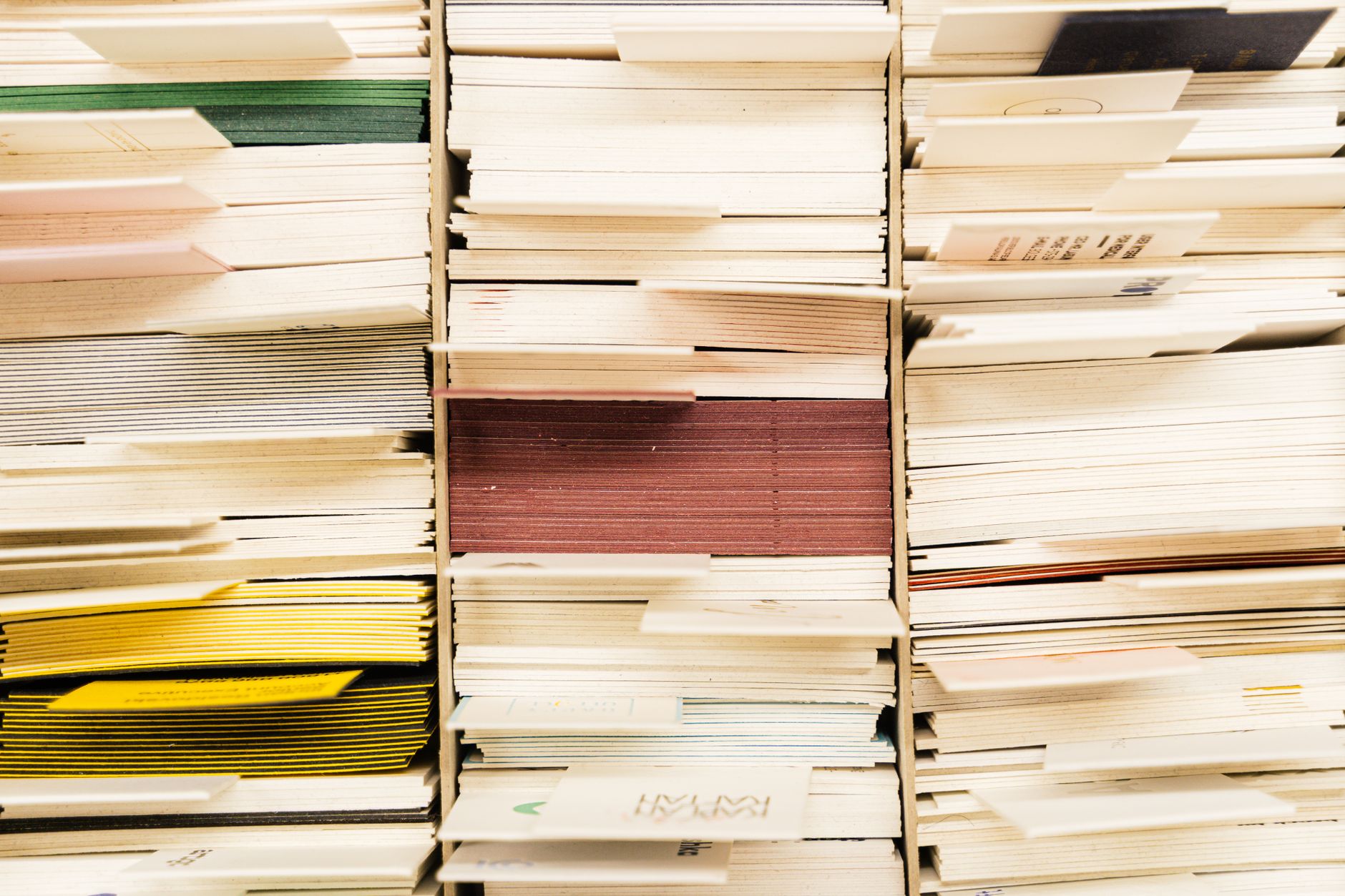 Des pochettes de dossier numérotées et empilées dans l'ordre sur un bureau.