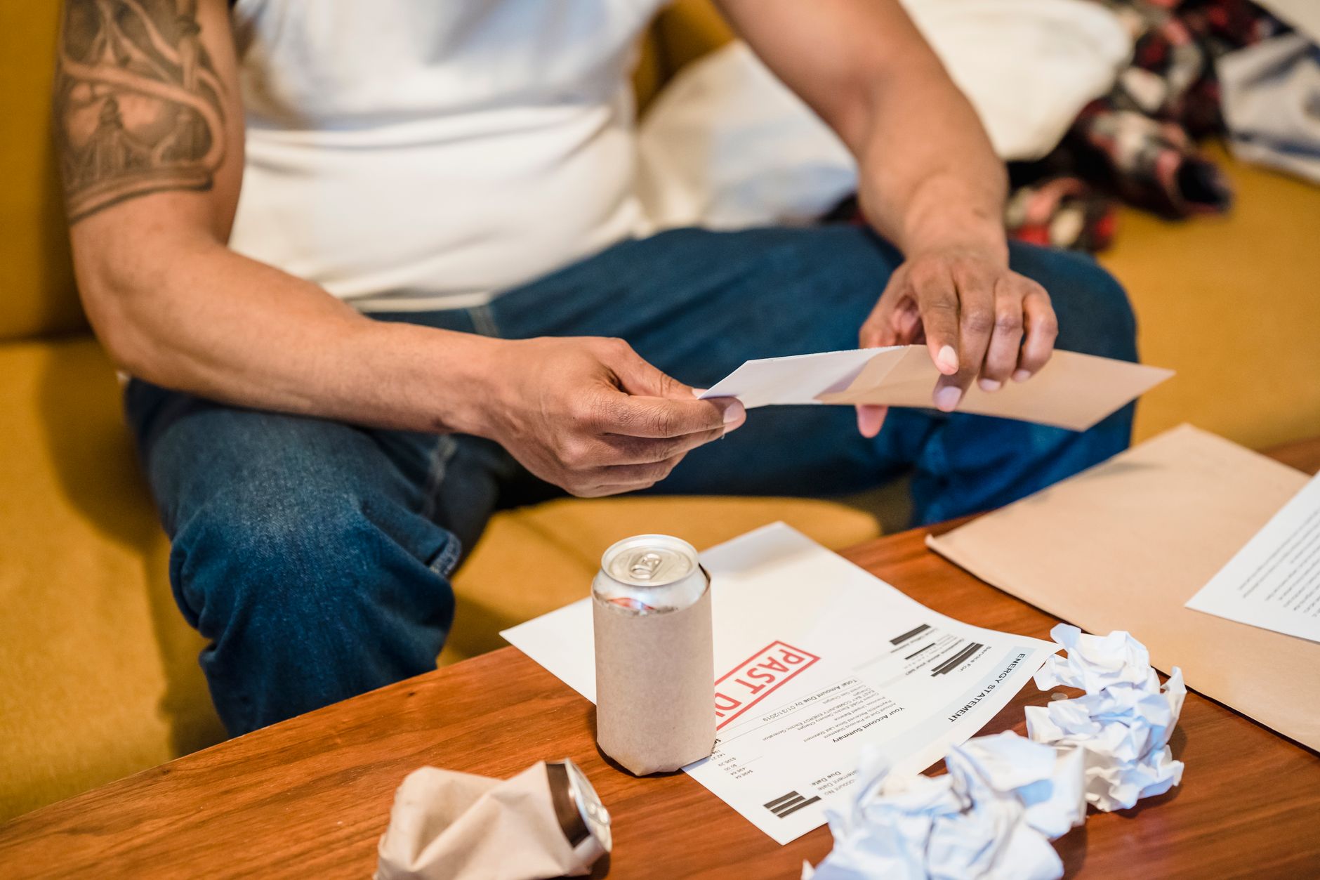 Courriers et factures posés sur une table près d'une boîte aux lettres