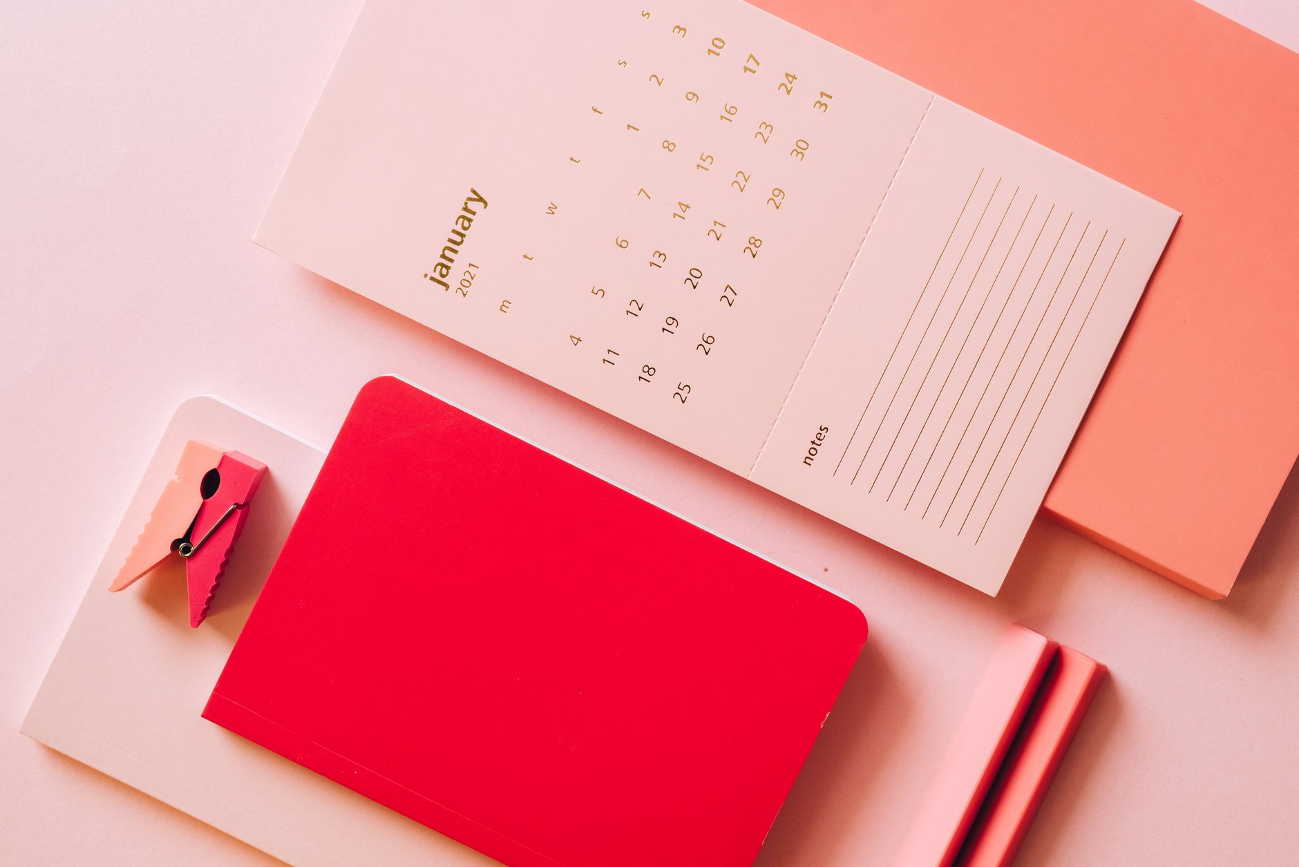 Calendrier ouvert sur janvier posé à côté de documents administratifs