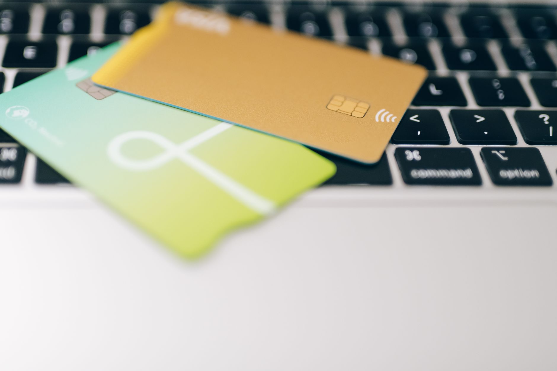 Un paiement en ligne effectué sur un ordinateur portable, des documents administratifs posés à côté.