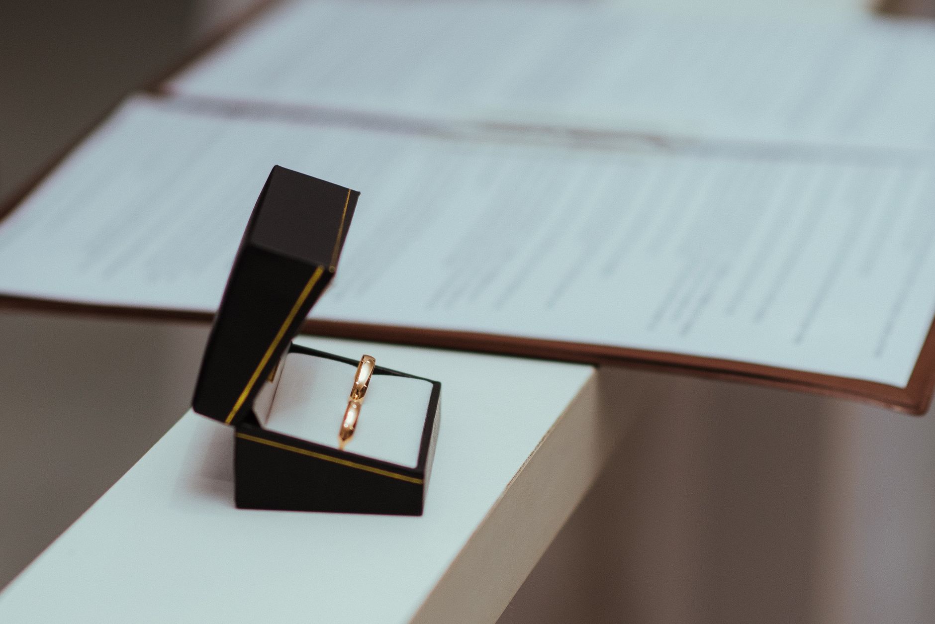 Alliances posées sur un document officiel de mariage